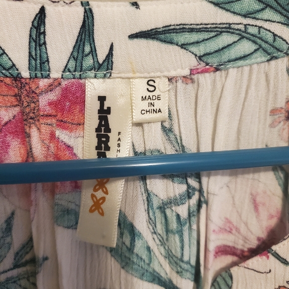 Floral blouse. - Picture 2 of 3